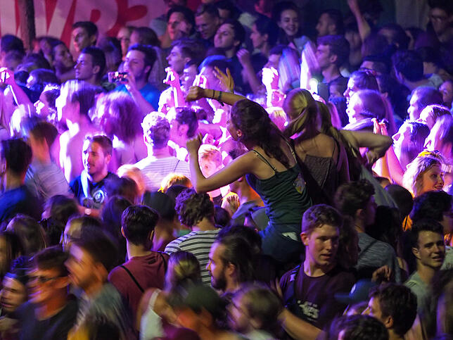 23:52 Uhr: Wenn der Von Wegen Lisbeth-Song schon "Wenn Du tanzt" heißt, dann ist das Publikum beim Campus-Festival natürlich voll mit dabei.