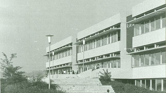 1972 erhielt Singen ein zweites Gymnasium. Das Friedrich-Wöhler-Gymnasium wurde als moderner Zweckbau im Münchriedgelände eröffnet.