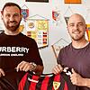 Neuzugang Nummer sechs: Witali Semenschuk (links) vom FV Lörrach-Brombach mit Sportchef Julian Jäger beim obligatorischen Trikot-Foto ...
