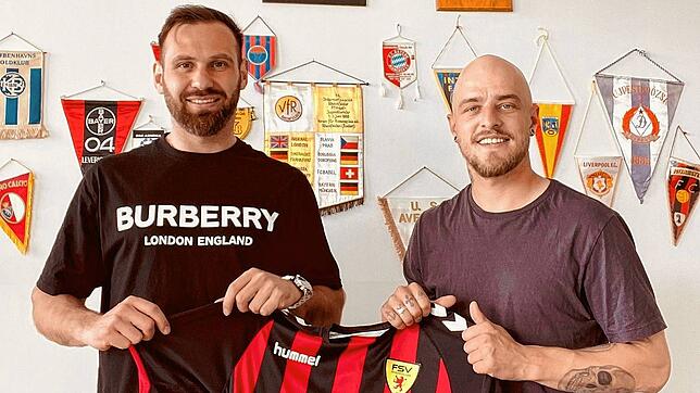 Neuzugang Nummer sechs: Witali Semenschuk (links) vom FV Lörrach-Brombach mit Sportchef Julian Jäger beim obligatorischen Trikot-Foto ...