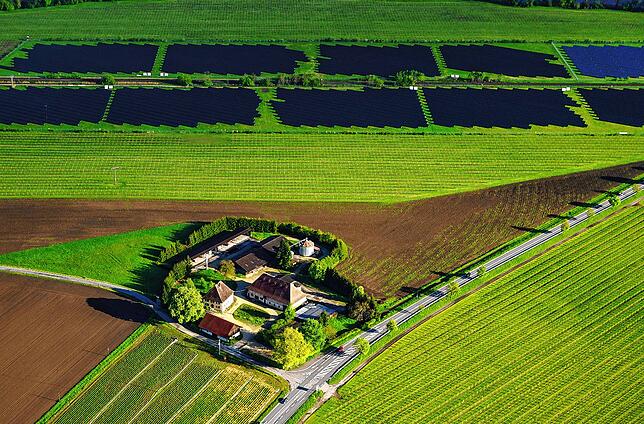Beispiel für eine Freiflächen-Photovoltaik-Anlage: Auf diesem Luftbild aus dem Jahr 2019 vom Mooshof ist oben der Solarpark zu sehen.