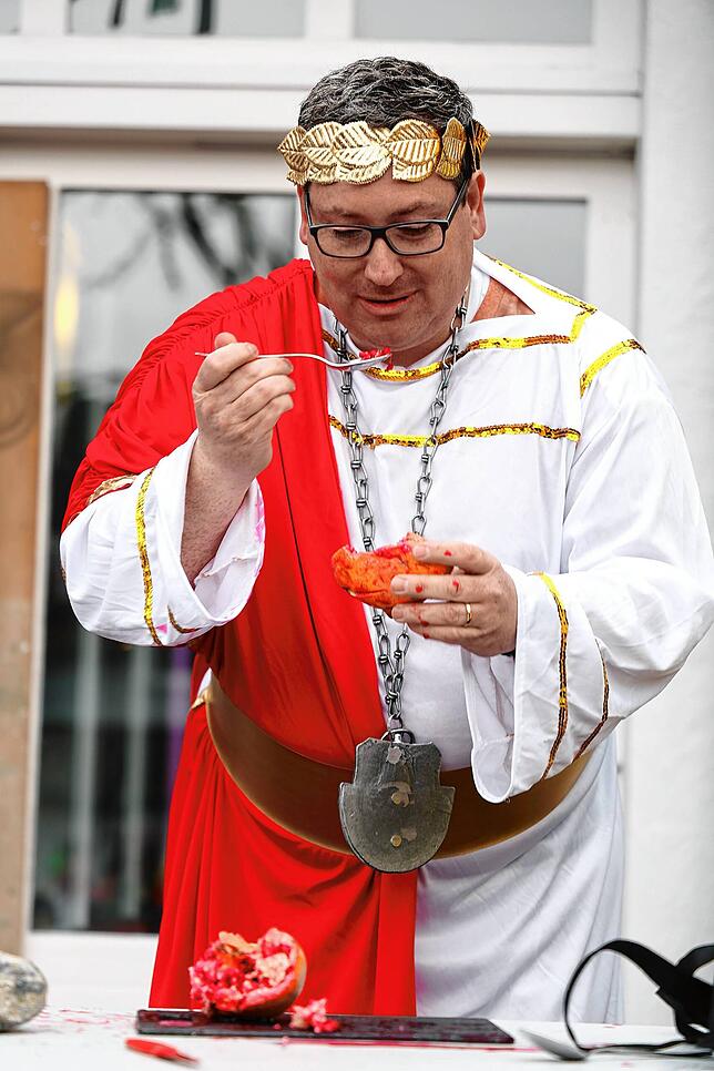 Bild 20: Rathaussturm in Moos: Gemeinde wehrt sich als römische Armee – Die Bilder vom Fasnacht-Spektakel!