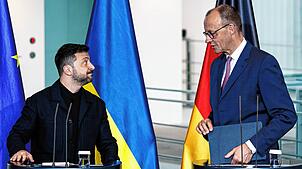 Wolodymyr Selenskyj (l), Präsident der Ukraine, und Bundeskanzler Friedrich Merz (CDU) bei der Pressekonferenz nach ihrem Gespräch im ...