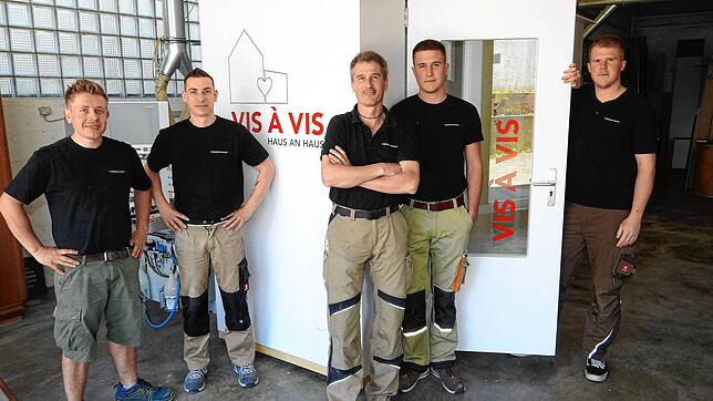 Stolz auf eine gute Idee: Das Team der Kunstschreinerei Matt präsentiert eines der Häuschen, die den Kontakt zwischen ...