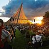 Brauchtumsabend mit malerischem Sonnenuntergang: Die Veranstaltung am Samstagabend fand unter guten Bedingungen am Konzertsegel statt. ...