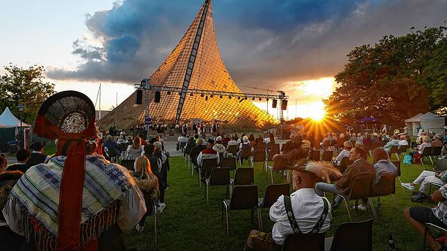 Brauchtumsabend mit malerischem Sonnenuntergang: Die Veranstaltung am Samstagabend fand unter guten Bedingungen am Konzertsegel statt.