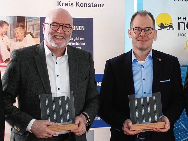 Die Bürgermeister Rainer Stolz (Stockach) und Torsten Scigliano (Mühlingen) bei einer Preisverleihung.