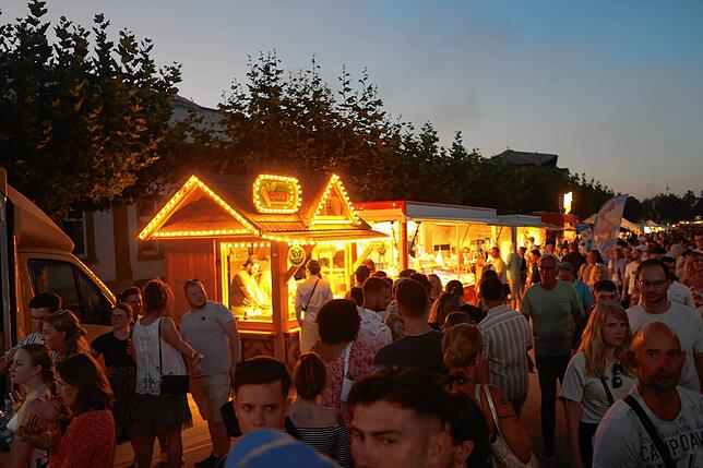 Bild 18: Seenachtfest 2024: Party auf dem Festgelände. Hier sorgen DJs und Bands für Stimmung bei den Gästen