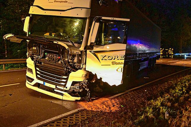 Das Auto stieß mit dem entgegen kommenden Lastwagen zusammen. Der Lastwagenfahrer blieb unverletzt.
