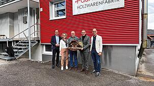 Von links Thomas Albiez, IHK-Hauptgeschäftsführer, Antje und Johannes Kienzler, Landrat Sven Hinterseh und Bürgermeister Jörg Frey, ...