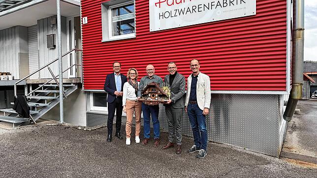 Von links Thomas Albiez, IHK-Hauptgeschäftsführer, Antje und Johannes Kienzler, Landrat Sven Hinterseh und Bürgermeister Jörg Frey, ...