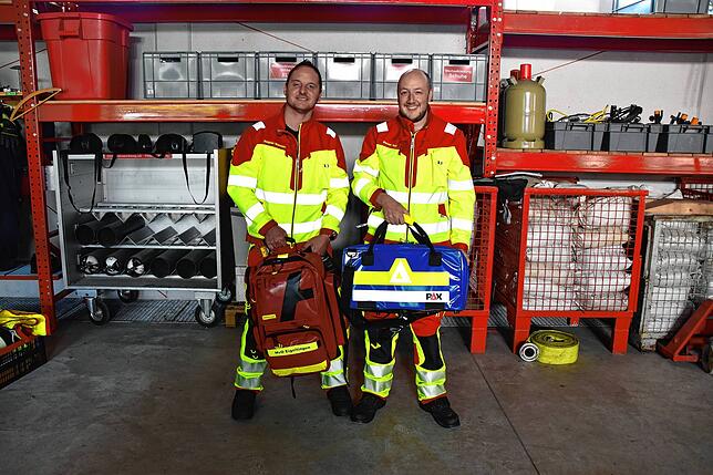 Hier haben Benjamin Widemann (links) und Steven Noll von der Feuerwehrabteilung Heudorf ein zweiteiliges Rucksacksystem, wie es sich ...