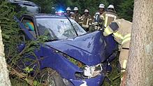Aus noch ungeklärter Ursache kommt eine Autofahrerin auf der B 523 von der Fahrbahn ab. Bild: Hornfix