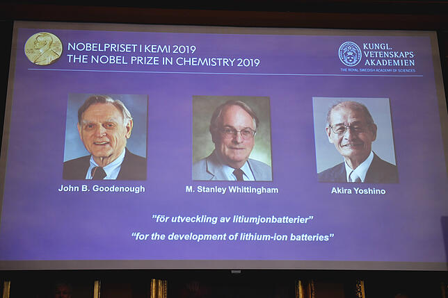 Die Königlich Schwedische Akademie der Wissenschaften verkündet die Gewinner des Chemie-Nobelpreises 2019, die auf der Leinwand gezeigt ...