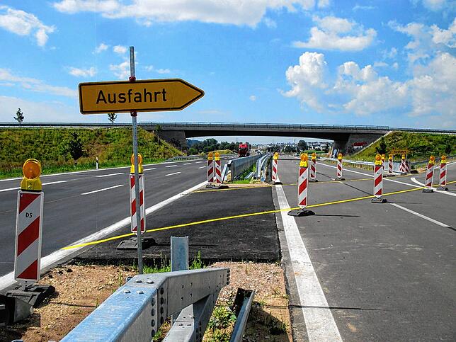 Die Gesamtlänge der vierspurigen Ausbaustrecke, die Ende 2021 für den Verkehr freigegeben werden soll, beträgt 4,2 Kilometer.