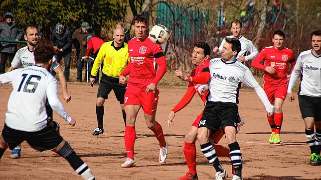 Der Königsfelder Christian Richter kämpft mit dem Grafenhausener Florian Haselbacher (weißes Trikot/Nr. 14) um den Ball. Königsfeld kam ...