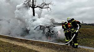 Bei einem schweren Unfall geriet am Samstagnachmittag auf der Landstraße 200 ein Auto in Vollbrand. Wie die Feuerwehr mitteilt, konnten ...
