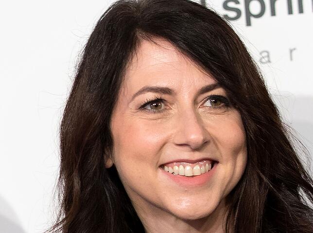 MacKenzie Scott gehört zu den reichsten Frauen der Welt. Ihr Ex-Mann Jeff Bezos gilt als Gründer von Amazon.