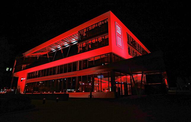 Bild 5: Bilder der &bdquo;Night of Light&ldquo;: Die Konstanzer Wahrzeichen und Veranstaltungshäuser in rotes Licht getaucht