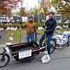Die Klimabäume kommen mit einem Lastenrad der SÜDKURIER City-Logistik zum Bürger. Projektleiter Jens Kluzik (links) und Bürgermeister ...