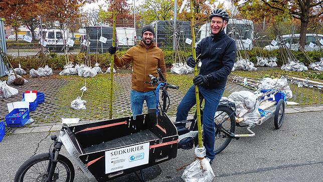 Die Klimabäume kommen mit einem Lastenrad der SÜDKURIER City-Logistik zum Bürger. Projektleiter Jens Kluzik (links) und Bürgermeister ...