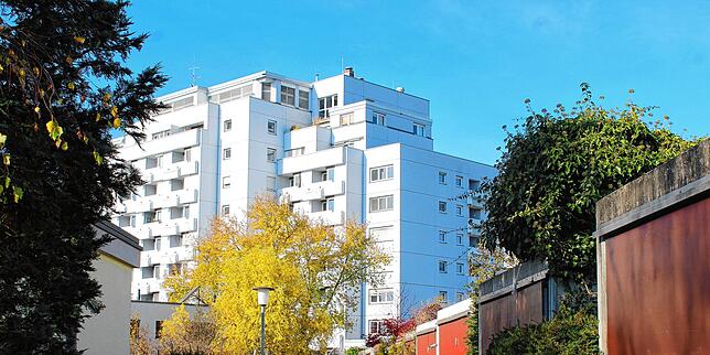 Das Hochhaus, das über dem Königsbau thront, am Ende der Werner-Sombart-Straße.