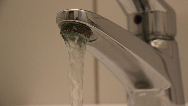 Trinkwasser aus dem Wasserhahn ist in Mühlingen momentan mit Vorsicht zu genießen: Das Gesundheitsamt spricht ein Abkochgebot aus. ...