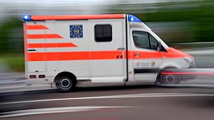 Nach dem Zusammenstoß mit einem Auto stürzte ein Motorradfahrer einen Abhang hinunter und wurde schwer verletzt. (Symbolbild)