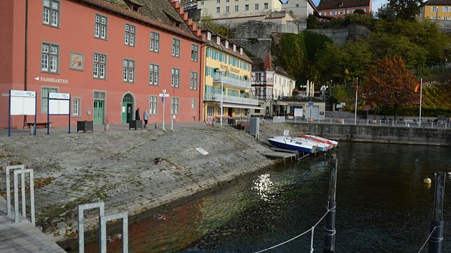 An die Mauer am BSB-Hafen in Meersburg sollen an zwei Stellen Sitzstufen kommen: vor die Gred und das Hotel (hier im Bild) sowie an die ...