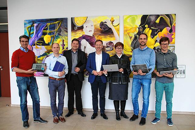 Mit einem IPad Pro setzen Lehrer am Hochrhein-Gymnasium auf Digitalisierung. Für die Realisierung haben sich unter anderem (von links) ...