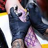 Unter die Haut: Das gehen Tätowierungen ganz wortwörtlich. Eben deshalb ist es auch wichtig, dass Tattoofarben die Tätowierten nicht ...