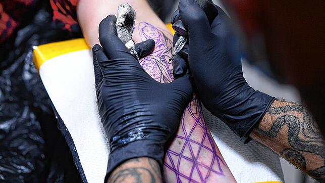 Unter die Haut: Das gehen Tätowierungen ganz wortwörtlich. Eben deshalb ist es auch wichtig, dass Tattoofarben die Tätowierten nicht ...