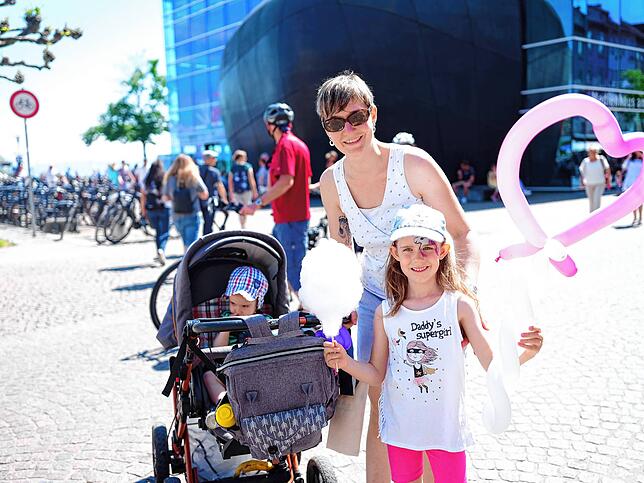 Heike Friedrich mit Tochter Marina und im Kinderwagen dem kleinen Tilo sind gut gelaunt in der Innenstadt unterwegs.