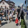 Der Sonderzug aus München zum Southside-Festival kommt am Bahnhof in Meßkirch an.