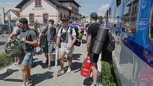 Der Sonderzug aus München zum Southside-Festival kommt am Bahnhof in Meßkirch an.