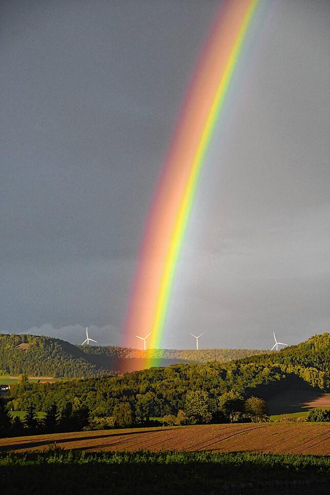 Ein Regenbogen leuchtet vor den Windrädern im Gebiet Amtenhausen. Die Anlagen stehen auf Flächen von Fürstenberg Forst und sind seit ...