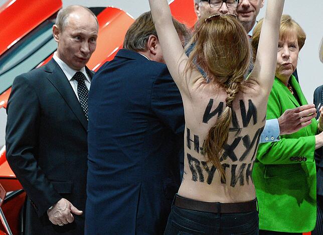 Femen-Akivistinnen überraschen Wladimir Putin auf der Hannover Messe 2013. „Ich sehe darin nichts Schreckliches“, erklärte ...