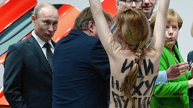 Femen-Akivistinnen überraschen Wladimir Putin auf der Hannover Messe 2013. &bdquo;Ich sehe darin nichts Schreckliches&ldquo;, erklärte ...