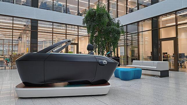 So steht das Democar im Entwicklungs- und Informationszentrum des Unternehmens.