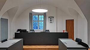 Ein leerer Saal im Amtsgericht Tettnang. Bei der Verhandlung gegen Friedemann Mack erscheint der Angeklagte nicht. (Symbolbild)