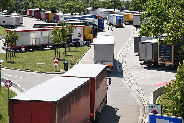 Überfüllte Lkw-Parkplätze gibt es auch an anderen Grenzübergängen. Doch der Ärger für die Betroffenen bleibt derselbe.