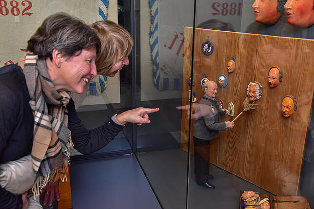 Mit viel Liebe zum Detail wurde die Ausstellung von Ingeborg Jaag kreiert. Hier bewundern Besucherinnen eine Szene mit Schemenschnitzer ...