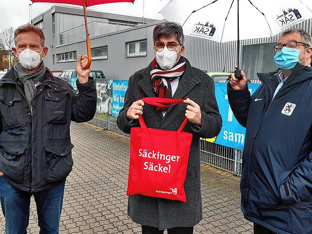 Von Links: Peter Ackenheil, Leiter des Waldshuter Straßenverkehrsamtes, Landrat Martin Kistler und Bürgermeister Alexander Guhl mit ...