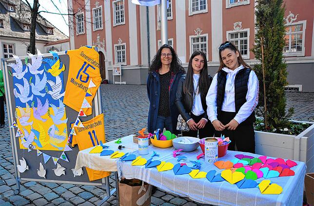 Der Stand der Sommertalschule mit Schulleiterin Tanja Fäßler, Zsofia Borsi und Alexandra Chirica.