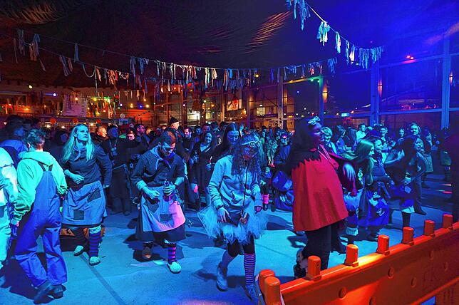 Bild 4: Hexenball Unadingen: Großes Spektakel mit Hexen, Geistern und anderen Narren