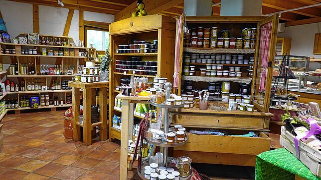 In kleinen und großen Gläsern finden Besucher eine große Auswahl eingekochtes und eingelegtes Obst und Gemüse.