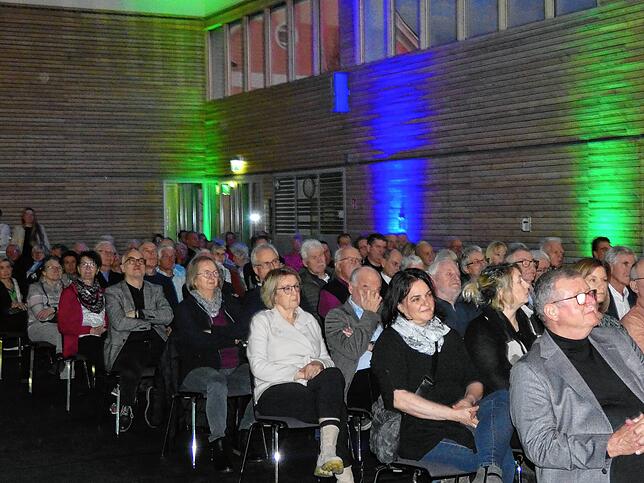 Zahlreiche Besucher, darunter auch Gemeinderäte aus dem benachbarten Schweizer Leibstadt, sind zum Neujahresempfang in der Gemeindehalle ...