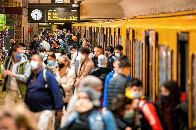 Zahlreiche Fahrgäste steigen Anfang Oktober am Berliner U-Bahnhof Neukölln in eine U-Bahn ein oder kommen aus den Türen heraus. Berlin ...