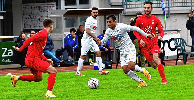 Riesenlücke: Harun Zening (vorn) verletzte sich in diesem Spiel des FC Erzingen beim FC Tiengen 08 und kam seither nicht mehr auf die Beine.