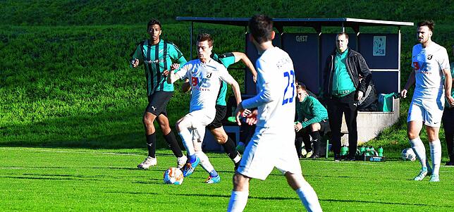Bild 6: FC Zell übernimmt mit dem 2:1 beim FC Erzingen die Tabellenführung &ndash; und wir haben die Bilder!